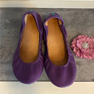 Tieks Size 9 EUC Minor scuffs on heels & toes Slight sole darkening Flower incl